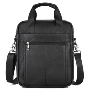 Vue détaillée du sac d'affaires pour homme en cuir noir véritable avec bandoulière et poignées.