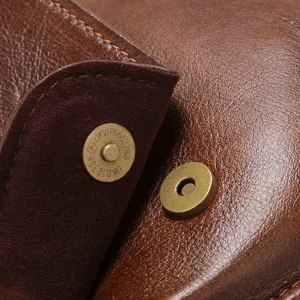 Close-up detail van echt lederen tas hardware, magnetische sluiting en mooie textuur.
