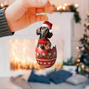 Ornement suspendu teckel de Noël dans un œuf rouge avec bonnet de père Noël pour arbre et voiture.