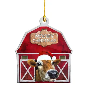 Détail d'ornement en acrylique de grange de vaches de Noël avec pendentif de vacances.