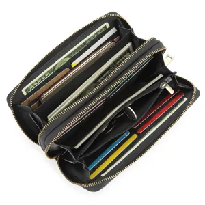 Detailansicht vom inneren schwarzen Echtleder-Portemonnaie mit Kartenfächern und Fächern.