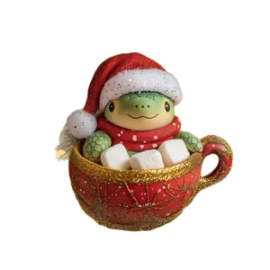 Süße Weihnachts-Schildkröte Hänge-Dekoration mit Weihnachtsmütze im roten Tassen-Design.