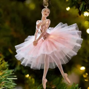 Gros plan détaillé d'un élégant ornement de ballerine de Noël avec tutu rose et paillettes.