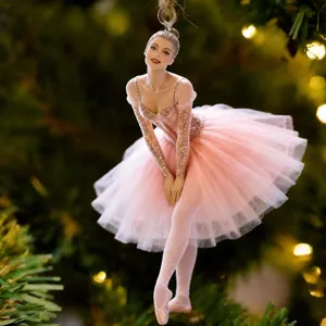 Ornement suspendu de fille de ballet exquise en tutu rose, gros plan détaillé pour un décor élégant.