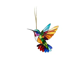 Primo piano dettaglio di ornamento sospeso in acrilico colibri colorato stile vetrata