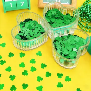 Groene klaver confetti en hart glazen kommen set voor Sint Patricius feest tafeldecoratie.