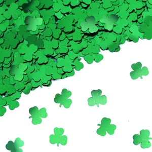 Groene metallic klaver confetti details voor feestelijke tafeldecoratie en display.
