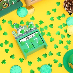 St. Patrick's Day houten eeuwigdurende kalender en groen klaverblad confetti decor.