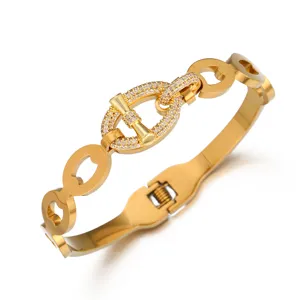 Détail de bracelet chaîne ancre plaqué or, zircon pavé étincelant, gros plan de maillons exquis.