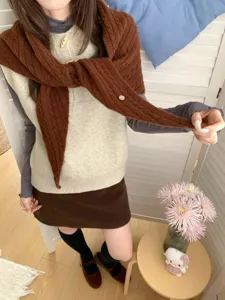 Gemütliches, warmes Strick-Dreiecktuch Schal Detail, kuscheliges Winter-Accessoire für Damen.