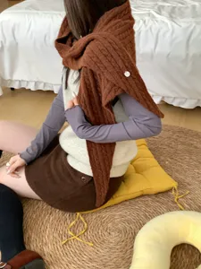 Detailansicht eines braunen Wollmischgewebe Zopfstrick Dreieckschals, warmer Winterstil.
