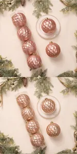 Bolas de Navidad facetadas en oro rosa vista detallada, elegantes decoraciones para árbol.