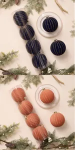 Grande set di palline di Natale floccate, sfere in velluto per decorare l'albero festivo.
