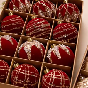 Palline di Natale in velluto rosso con glitter dorati e perle per l'albero.