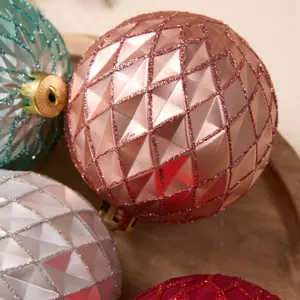 Bolas de Navidad decorativas con patrón de rombos cóncavos 3D y detalles brillantes vista principal.