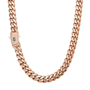 Collier chaîne cubaine en or rose pour hommes hip hop pavé cristal serrure détail gros plan