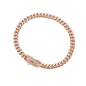 Détail de collier chaîne gourmette en or rose avec fermoir pavé de diamants et maillons.