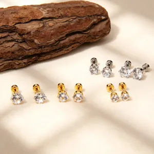 Détail boucles d'oreilles zircons, acier titane vis dos hélix piercings brillants élégants.