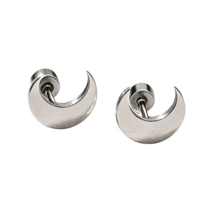 Vue de détail de boucle d'oreille croissant lune en acier, piercing cartilage minimaliste.