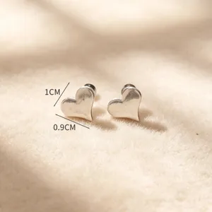 Boucles d'oreilles coeur en acier titane, variante de taille delicate, bijoux elegants.