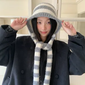 Gorro balaclava a rayas elegante con bufanda integrada para mujeres en invierno cálido