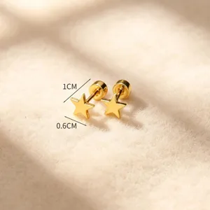 Boucles d'oreilles clous étoile en or classique, bijoux élégants en acier inoxydable.