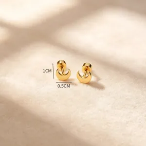 Boucles d'oreilles clous lune en acier inoxydable doré avec fermoir à vis sécurisé.