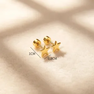 Boucles d'oreilles étoile dorée en acier inoxydable, bijou minimaliste et élégant.