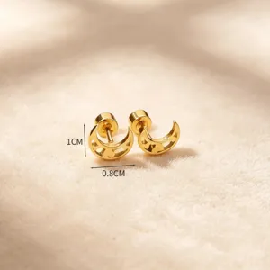 Boucle d'oreille croissant de lune en acier inoxydable doré avec vis pour piercing hélix.