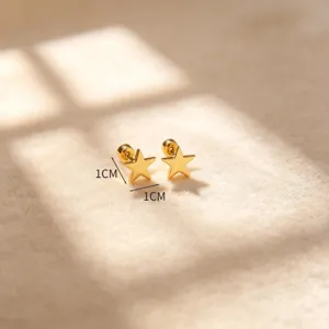 Boucles d'oreilles clous motif etoile doree en acier inoxydable taille de 1cm.