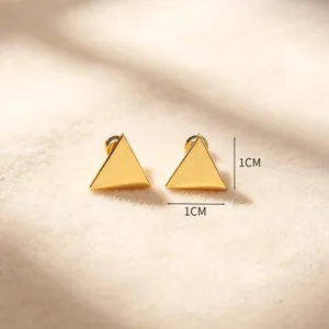 Boucles d'oreilles puces géométriques triangulaires dorées minimalistes pour femmes.