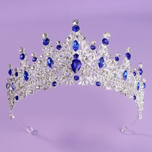 Magnifique tiare argente avec des strass bleus et clairs scintillants pour mariage et fete.