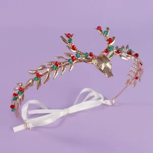 Cerchietto con corna di cervo dorate di Natale con perle rosse verdi e nastro bianco.