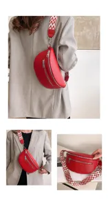 Sac dumpling en cuir rouge avec large sangle géométrique, sac de poitrine chic pour le quotidien.