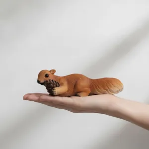 Nahaufnahme der süßen Eichhörnchen Harzfigur mit Zapfen, ideal als schöne Heimdeko.