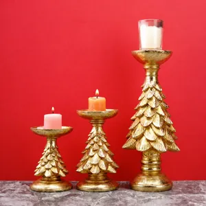 Détail de bougeoir sapin de Noël en résine dorée, ornement décoratif de fête vintage.
