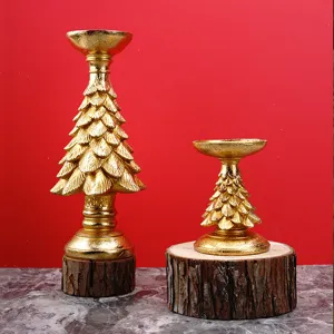 Gros plan détail du bougeoir arbre de Noël doré vintage, décoration de fête en résine.