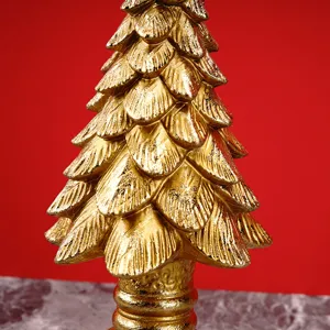 Gros plan détail d'un ornement de sapin de Noël en résine dorée, style décoration vintage.