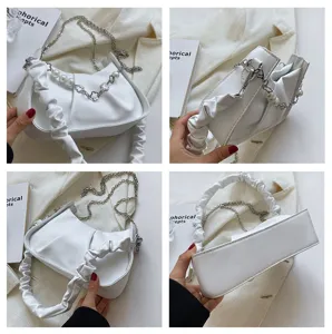 Sac bandoulière blanc froncé minimaliste français avec détails de perles et de chaîne en métal.