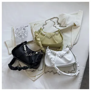 Sac bandoulière plissé minimaliste français avec design de chaîne en perles élégant pour femme.