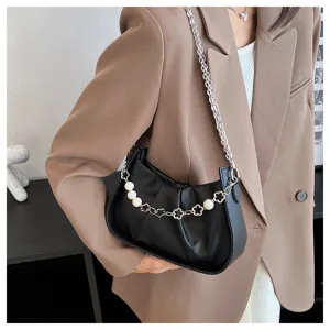 Vue détaillée du sac bandoulière plissé noir avec chaîne de perles et détails de fleurs en métal.