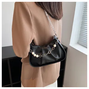 Sac bandoulière plissé noir avec chaîne en métal et perles, design élégant et mode.
