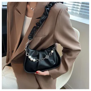 Vue détaillée du sac bandoulière plissé noir avec chaîne de trèfle en perles et beau style.