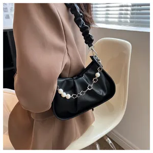 Vue détaillée d'un sac bandoulière plissé noir avec une élégante sangle chaîne de perles.