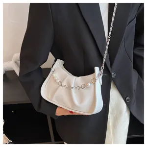 Chic sac bandoulière plissé blanc avec élégante sangle en perles et chaîne pour femmes.