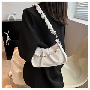 Vue détaillée du sac bandoulière plissé blanc avec décor de perles et chaîne en métal.