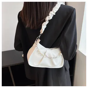 Vue détaillée d'un sac bandoulière plissé blanc avec lanière de perles et élégance.