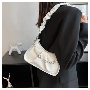Vue détaillée d'un élégant sac à bandoulière plissé blanc avec une sangle de chaîne de perles.