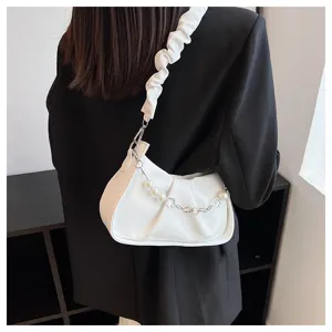 Vue de détail du sac porté épaule blanc froncé avec chaîne de perles élégante.