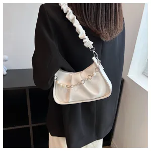 Sac bandoulière plissé blanc chic avec sangle chaîne en perles, design minimaliste élégant.